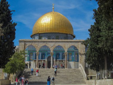 Tanımlanamayan turistler, Kudüs 'ün Eski Şehri' ndeki Tapınak Dağı 'ndaki Ömer ve Kaya Kubbesi camisini ziyaret ediyorlar. Kudüs 'ün en kutsal camii