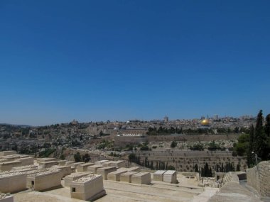 Zeytin Dağı Yahudi Mezarlığı 'ndan Kudüs' e panoramik manzara. Birinci Tapınak Dönemi 'nden bu yana İsrail' deki en eski ve en önemli mezarlık. 