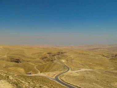     Judean Çölü. Suriye 'de Mar Saba olarak bilinen Aziz Sava' nın Kutsal Lavrasına giden yol. Kudüs ile Ölü Deniz arasında bir Ortodoks Hıristiyan manastırı. 