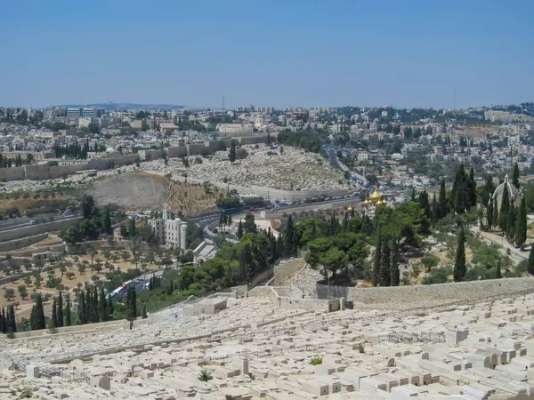 Zeytin Dağı Yahudi Mezarlığı 'ndan Kudüs' e panoramik manzara. Birinci Tapınak Dönemi 'nden bu yana İsrail' deki en eski ve en önemli mezarlık. 