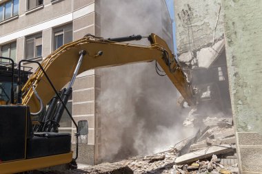 Eski binanın sökülme işlemleri devam ediyor. Kazıcı evi yıkıyor. Yeni gelişmeler için harap olmuş konutların tahrip edilmesi