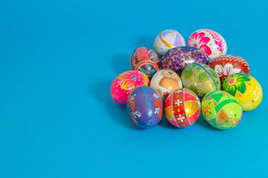 Mavi arka planda Paskalya yumurtası