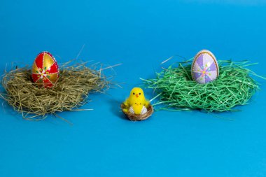 Mavi arka planda Paskalya yumurtası