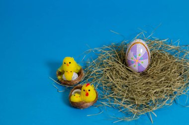 Mavi Arkaplanda Paskalya Yumurtası. Dini sembol