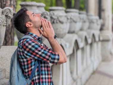 Depresyondaki iş adamı, elleri alnında. Her gün stres.
