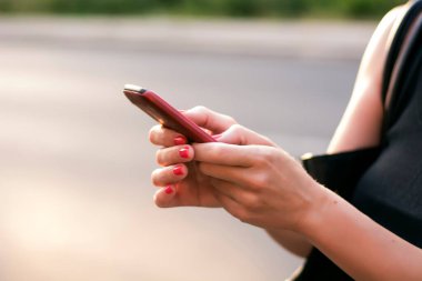 Sokakta bir akıllı telefon kullanan kadın