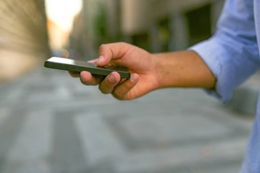 Erkek Eller Holding Cep Telefonu Ve Defocused Arka Plan ile Mesajlaşma