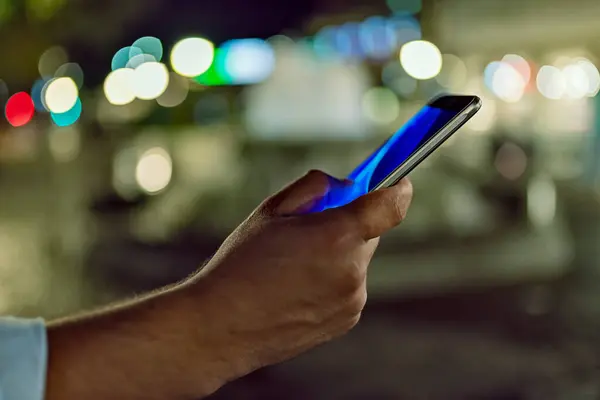 Bir Gece Boyunca Şehir Sokaklarında Akıllı Telefonla İşadamının Yakın Görünümü