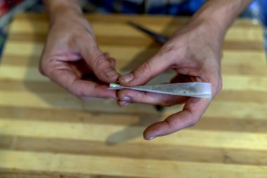 Hazırlama ve esrar esrar ortak inişli çıkışlı. İlaçlar narkotik kavramı. Yakın çekim.