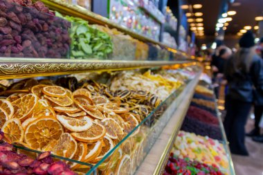 Bol baharatlı Mısır pazarı, kuru meyve ve çay, İstanbul, Türkiye. Tarihsel pazar popüler bir turizm merkezidir ve dünyanın en eski pazarlarından biridir..