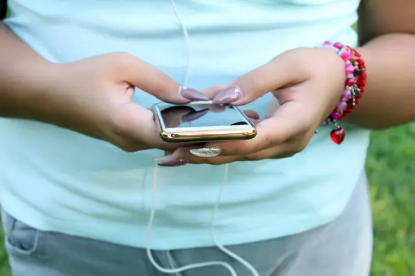 Doğada akıllı telefonunu kullanarak ve müzik uzun çivi ile kadının görünümü kapatın