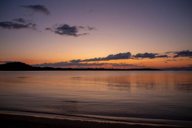 Huzurlu bir plaj huzurlu bir gündoğumu ile yıkandı..