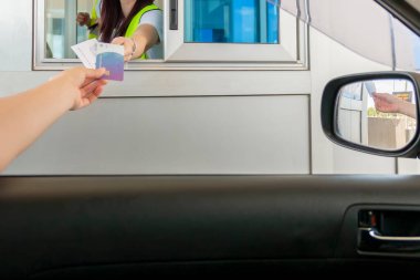 Ücretin ödemesi yolda. Karayolu taşımacılığında ve ücretli yollarda yeni teknolojiler kavramı.