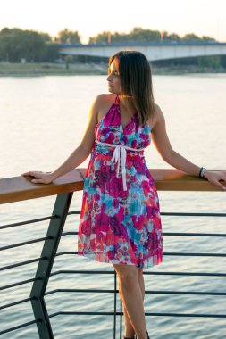 Nehir kenarında eğlenen uzun saçlı, çekici bir kadın.