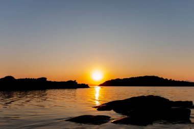 Deniz sahilinde güzel gün batımı manzarası