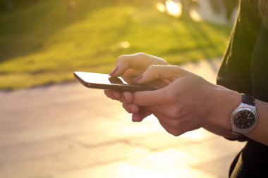 Public Park'ta Yaz Gün Batımında Cep Telefonu Kullanan Kadın Ellerinin Yakından Görünümü