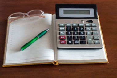 Hesap makinesi ve Kalem kağıda, ev giderleri kavramı 