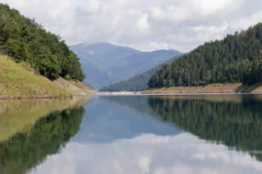Dağlardaki dağ gölü