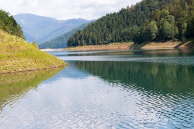 Dağlık ormanın kalbinde huzur dolu bir göl huzur içinde yatar.. 