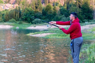 Nehirde balık tutan adam