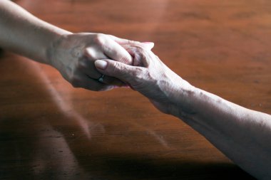 iki çift birbirine dokunmadan el birlikte, yardımcı eller