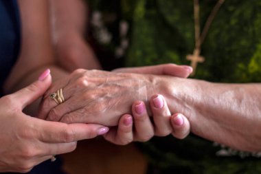 iki çift birbirine dokunmadan el birlikte, yardımcı eller