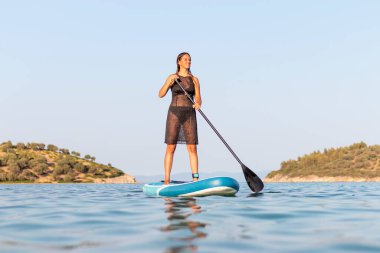 Genç bir kız yemek panosundaki bir panoda yemek yiyor..