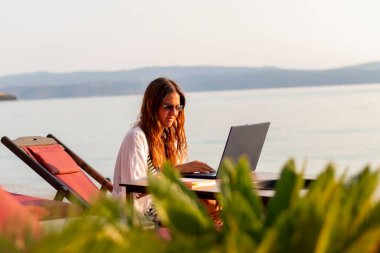 Kafedeki sahilde çalışan genç ve güzel bir kadın..
