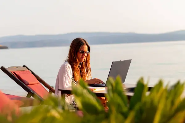 Kafedeki sahilde çalışan genç ve güzel bir kadın..