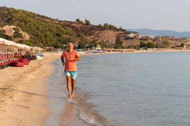 Sabahları sahilde koşan son sınıf öğrencisi..
