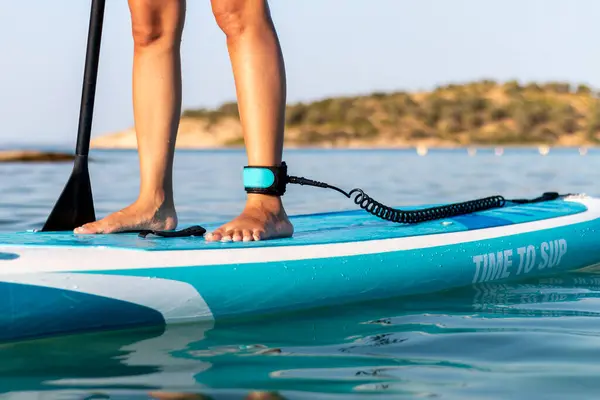 Dişi bacaklar, deniz kıyısındaki panoda. 