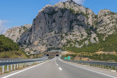 Dağlardaki tünele giden yol.