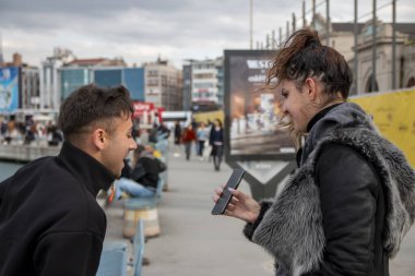 İstanbul 'da yürüyen genç bir çift.
