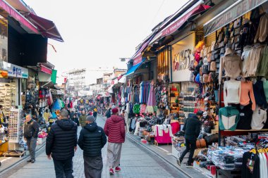Türkiye 'de İstanbul Büyük Çarşısı' nda insanlar sokakta yürüyor