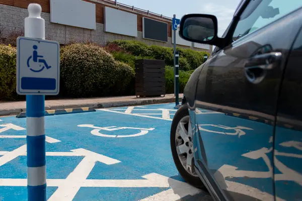 Park yerindeki engelli park yerinde bir araba parkı..