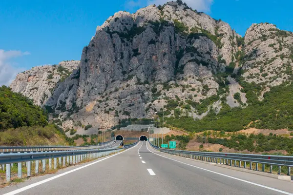 Dağlardaki tünele giden yol.