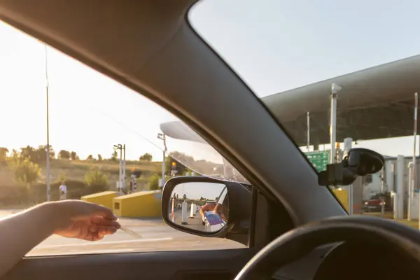 Yol parasını ödemek için bir kredi kartı tutuyor..
