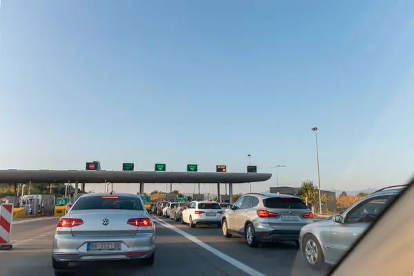 Otomobil gişede bekliyor. Kalabalık sırada..