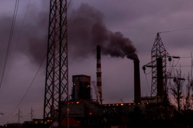 Kara dumanlı yüksek borular ile kömür santralinin manzarası atmosferi kirletiyor