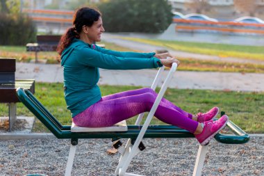 Çekici orta yaşlı kadın spor salonunda çalışıyor ve sağlıklı ve aktif bir hayat sürüyor. Eğlence egzersizleri ve sağlık..