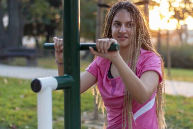 Güzel bir genç kız spor salonunda çalışıyor ve sağlıklı ve aktif bir hayat sürüyor. Eğlence egzersizleri ve sağlık..