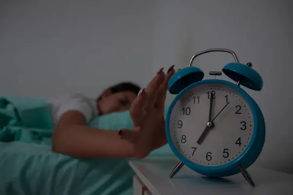 Uyuyan bir kızın sabahın köründe yatakta çalar saati durdurması. Genç kız sabah erken kalkmaktan nefret eder. Çalar saatin kapanışı ve uykucu genç sabahları yatak odasında.