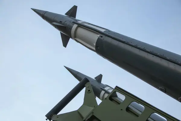 Otomatik ateşleme silahındaki hava savunma füze sisteminin görüntüsü. Füzeler gökyüzüne doğrultulmuş durumda. Nükleer bomba, kimyasal silahlar, füze savunması. Rus füzeleri. Ukrayna hava savunması