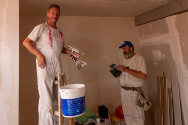 Daire tadilatı. Ev yenileme işçileri. Apartman geliştirme ya da restorasyon işleri.