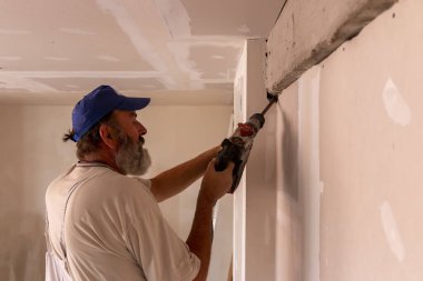 Apartman inşaatı ya da tadilatı. Ev yenileme işçileri. Apartman geliştirme ya da restorasyon işleri.