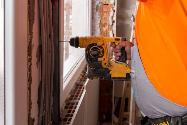 Apartman inşaatı ya da tadilatı. Ev yenileme işçileri. Apartman geliştirme ya da restorasyon işleri.