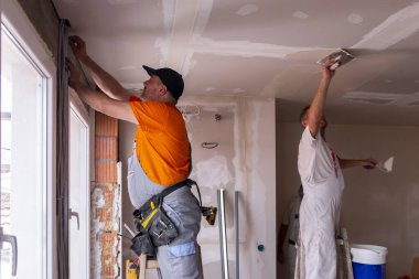 Daire tadilatı. Ev yenileme işçileri. Apartman geliştirme ya da restorasyon işleri.