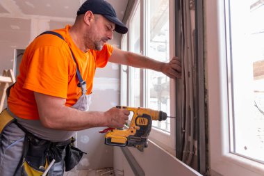 Apartman inşaatı ya da tadilatı. Ev yenileme işçileri. Apartman geliştirme ya da restorasyon işleri.