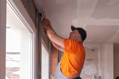 Apartman tamiri kavramı. Yenileme, yenileme, uzatma, restorasyon, yeniden yapılanma ve inşaat (modernizasyon) altında bulunan evde (bina) yeniden yapılanma ().