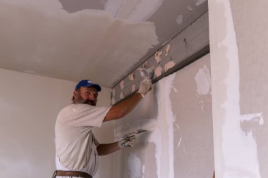 Daire tadilatı. Ev yenileme işçileri. Apartman geliştirme ya da restorasyon işleri.
